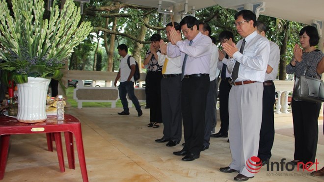 ຖະຫວາຍທູບທຽນເນື່ອງໃນໂອກາດສະເຫຼີມສະຫຼອງ70ປີແຫ່ງວັນມູນເຊື້ອຂະແໜງໄປສະນີຫວຽດນາມ